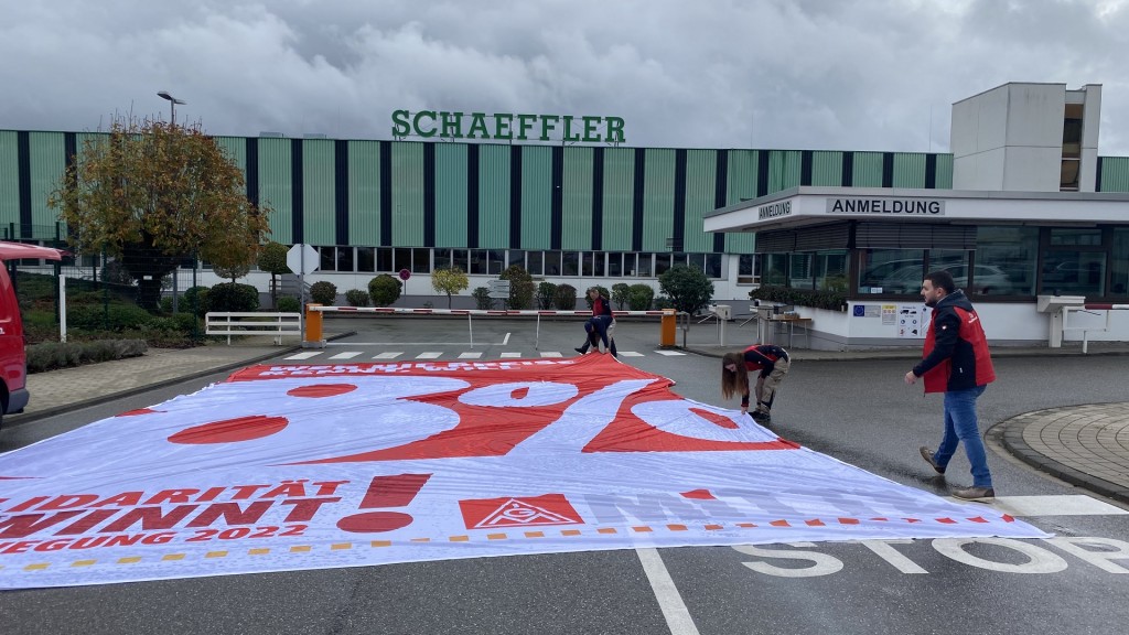 Warnstreiktransparent vor dem Schaeffler Werk Homburg