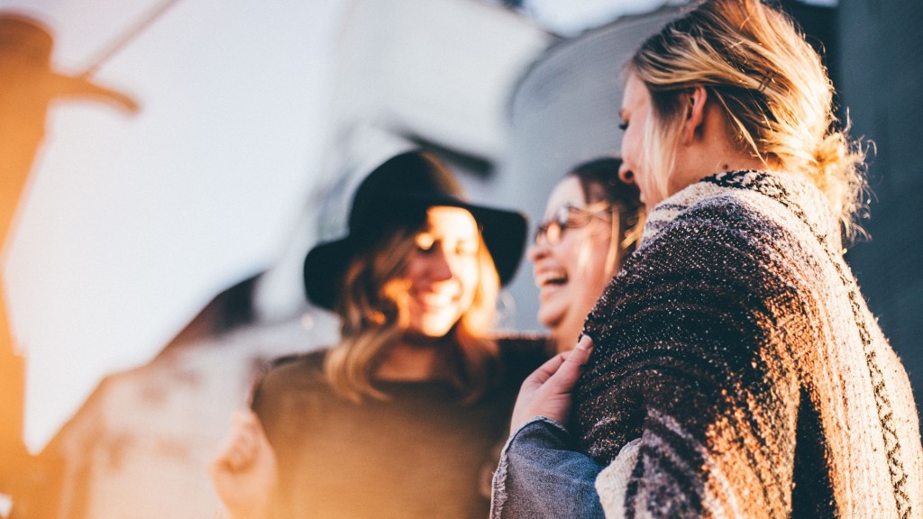 Drei Frauen stehen zusammen und lachen