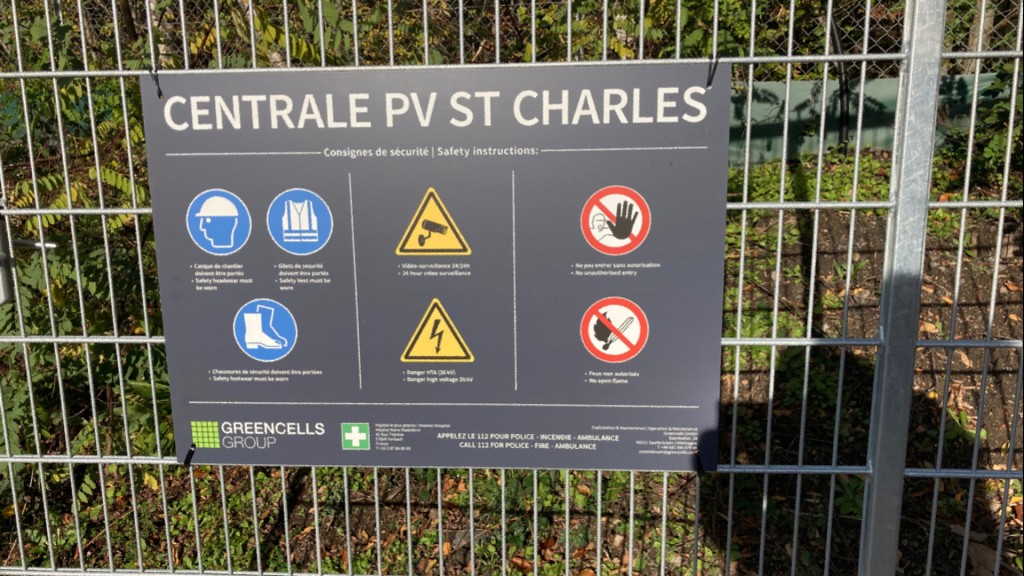 Schild am Eingang des Solarparks