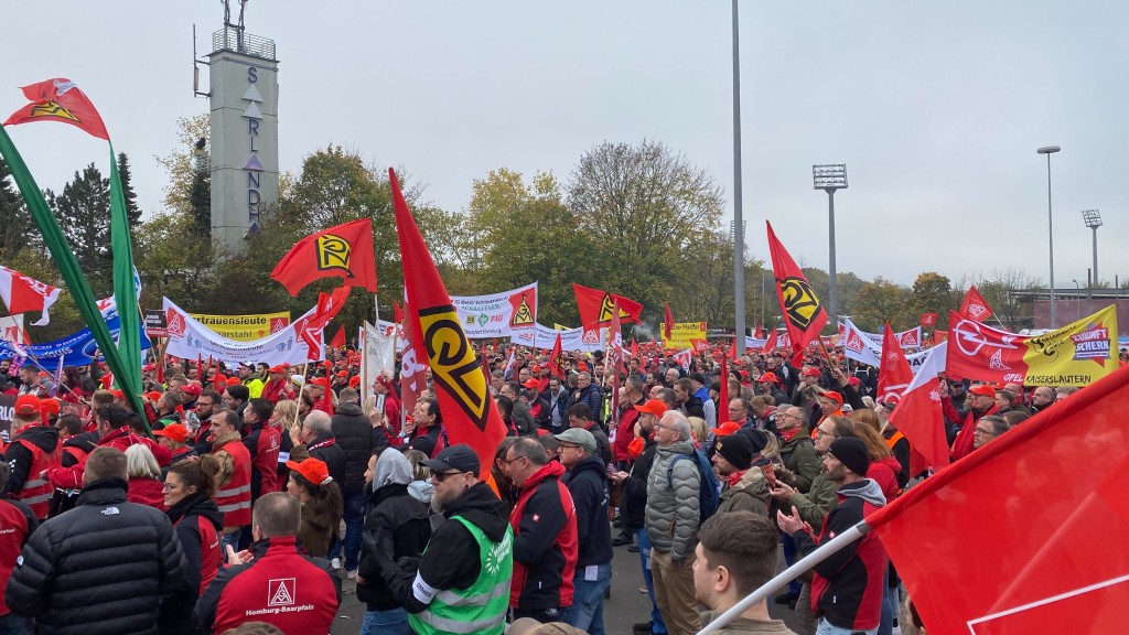 Großdemo der IG-Metall am 10.11.22 vor der Saarlandhalle in Saarbrücken