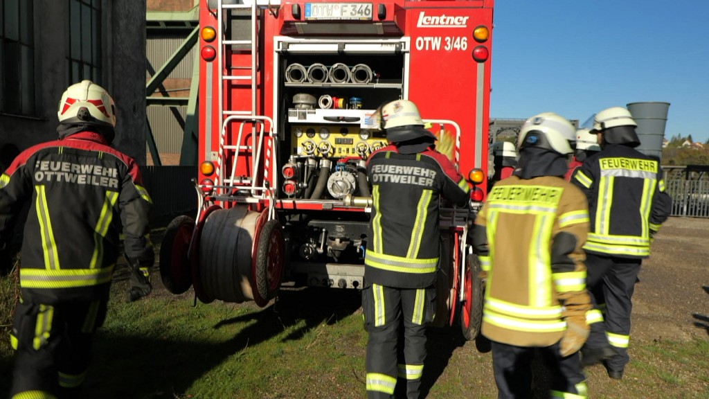 Foto: Feuerwehrauto und Feuerwehrleute
