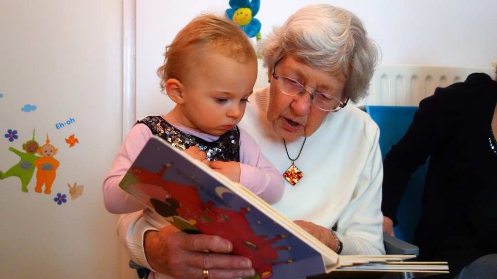 Eine ältere Frau liest einem kleinen Kind eine Geschichte vor