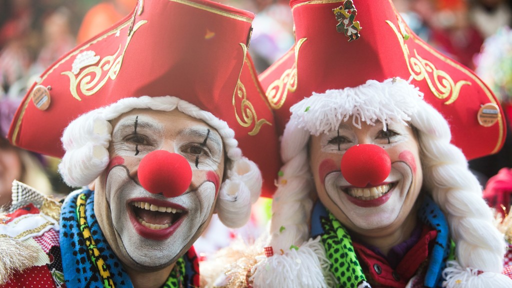Zwei verkleidete Jecken im Kölner Karneval 
