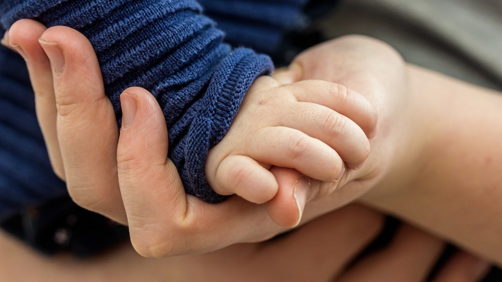 Die Hände eines Elternteils und eines Kindes