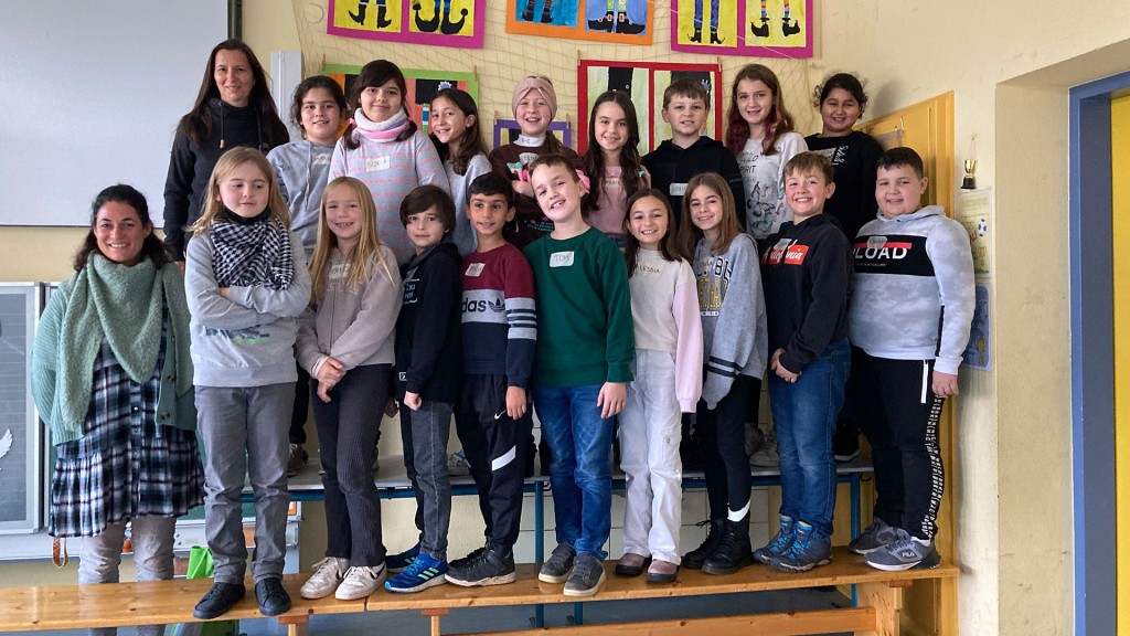 Schülerinnen und Schüler der Erdmännchen-Klasse 4B der Odilien-Grundschule Dillingen