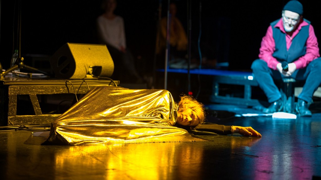 v.l.n.r. Inka Löwendorf (GOLDMÄDCHEN), Martin Engler (ERZÄHLER)