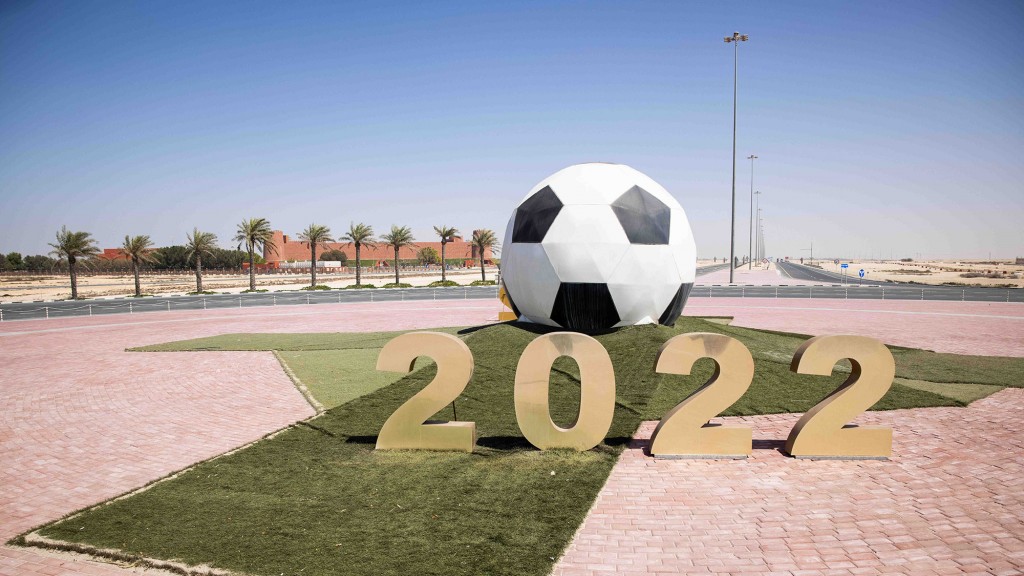 Ein großer Ball mit der Jahreszahl 2022 steht auf einer Verkehrsinsel mit Kreisverkehr vor dem Trainigsgelände Al-Shamal sports Club in der Hafenstadt Al Ruwais.