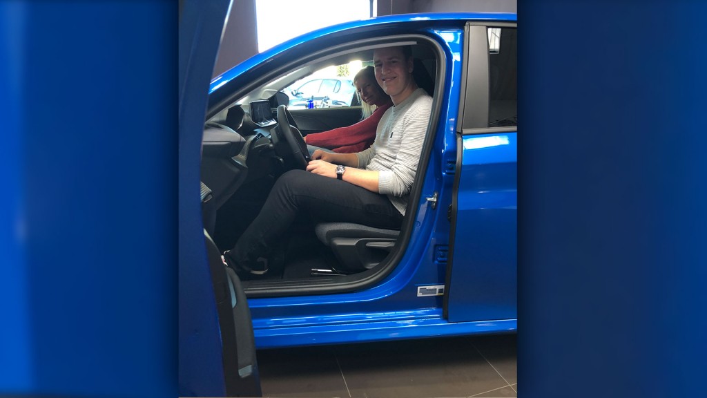 SR 1 Hörerin Nadine Hamm und Sohn Nils in ihrem neuen Elektroauto