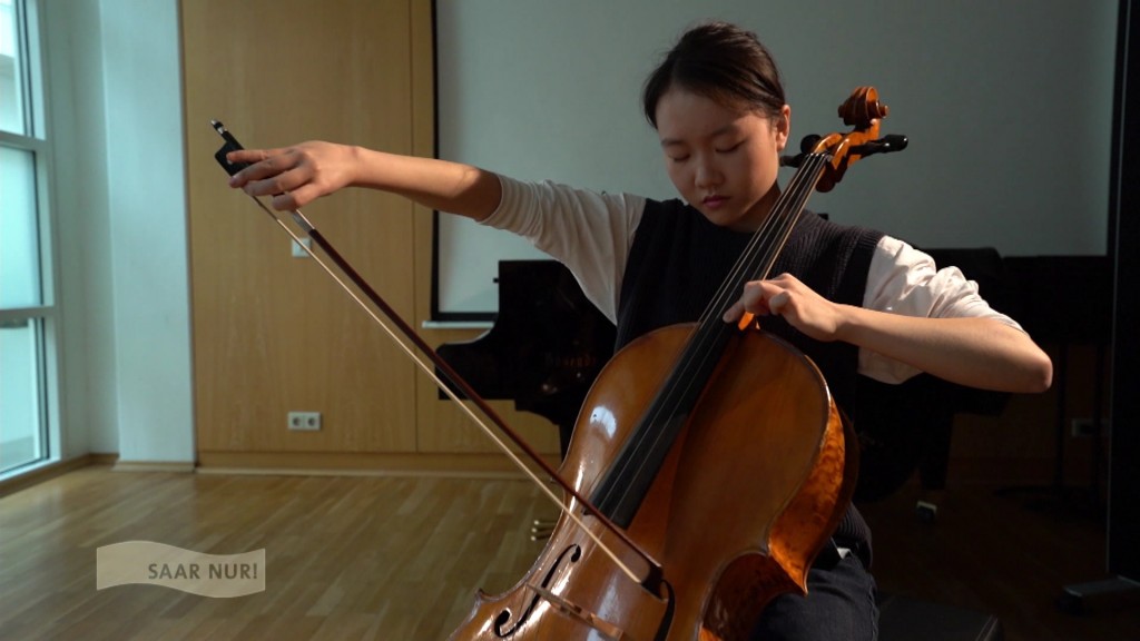 Foto: Xuhanhan Xu beim Cello spielen