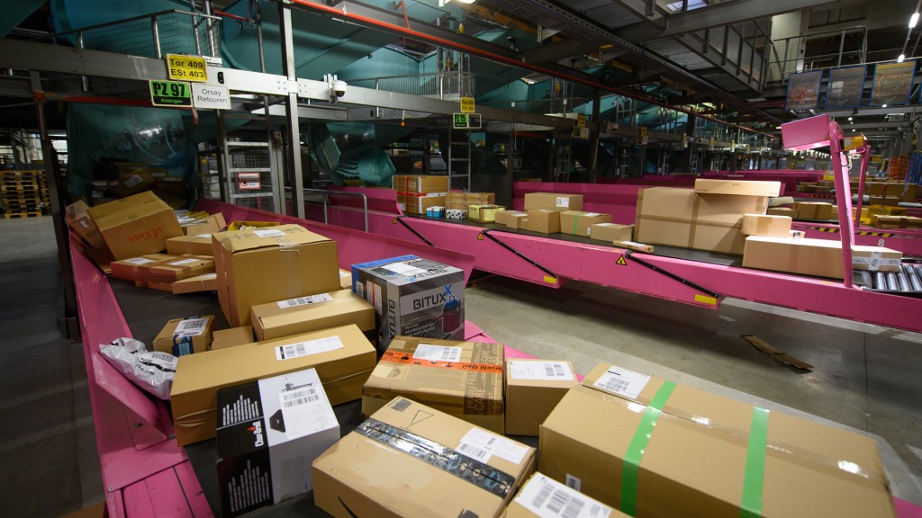 Pakete liegen im Paketzentrum auf einem Transportband.
