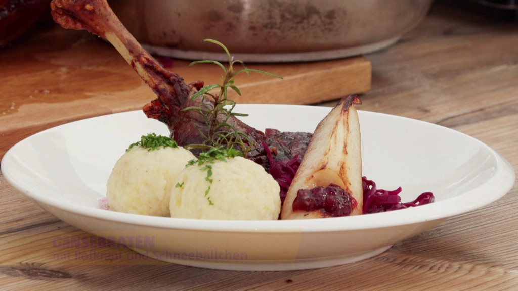 Foto: Gänsebraten mit Rotkraut und Schneebällchen