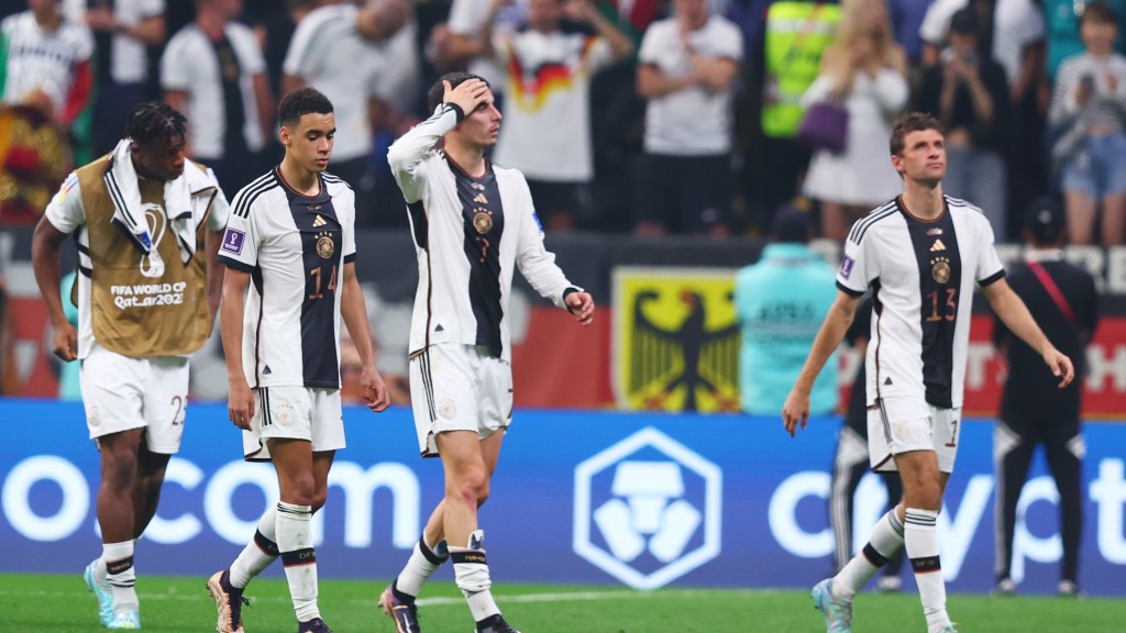 Jamal Musiala (2.v.l) von Deutschland und seine Mitspieler gehen nach Spielende vom Platz.