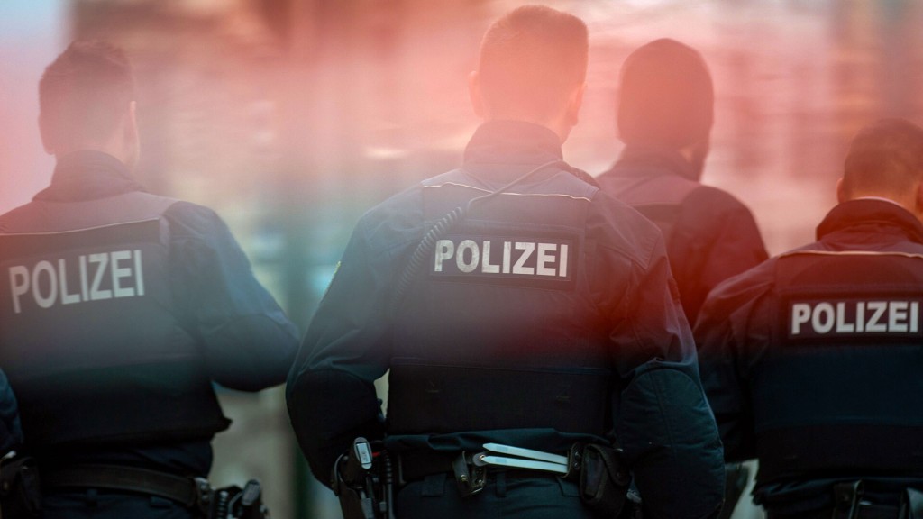 Polizisten bei Razzia