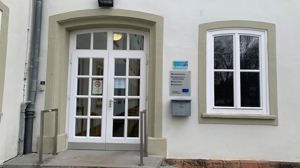 Eine Eingangstür des Internatsgebäudes in Blieskastel