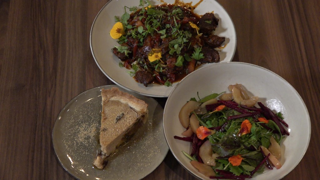 Foto: Wintersalat, Gulasch und ein Stück Quetschenkuchen