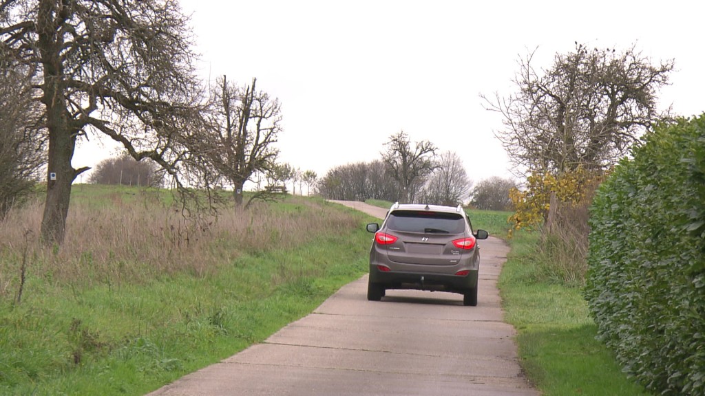 Auto auf dem Feldweg in Biesingen