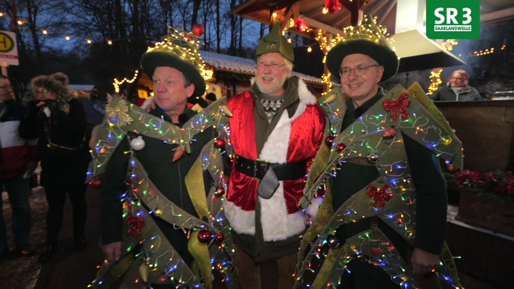 Tannenschilling (l.) und Tannenfriemel (r.) mit einem als Wichtel verkleideten Mann