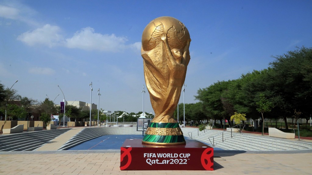 Nachbildung des WM-Pokals vorm Stadion