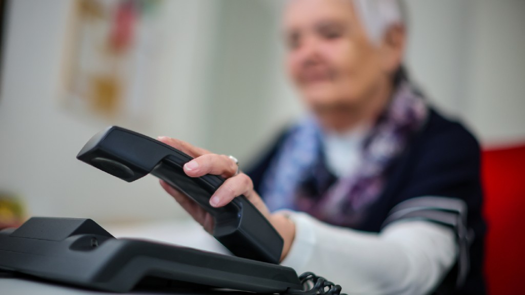 Eine ältere Frau an einem Telefon