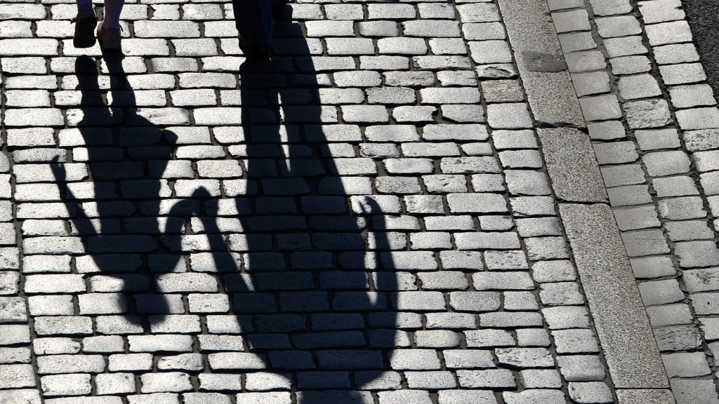 Schatten eines Kindes und einer erwachsenden Person