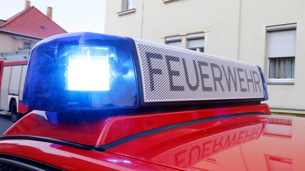 Ein Feuerwehrauto mit Blaulicht