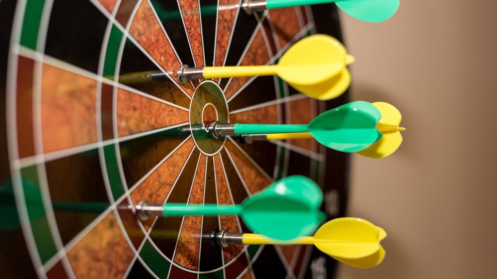 Eine Dartscheibe mit Pfeilen