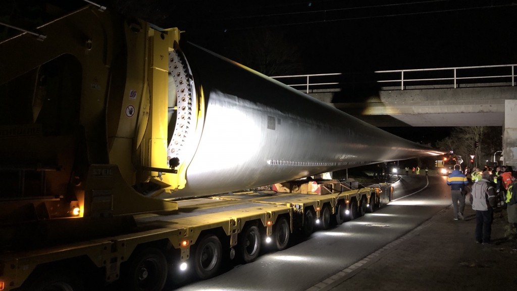 Ein Schwertransporter mit einem Windradrotor fährt unter einer Brücke durch