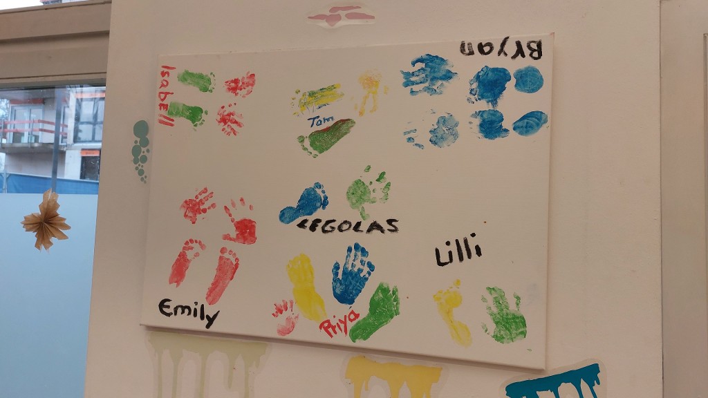 Ein Bild mit Fuß-und Handabdrücken von Kindern