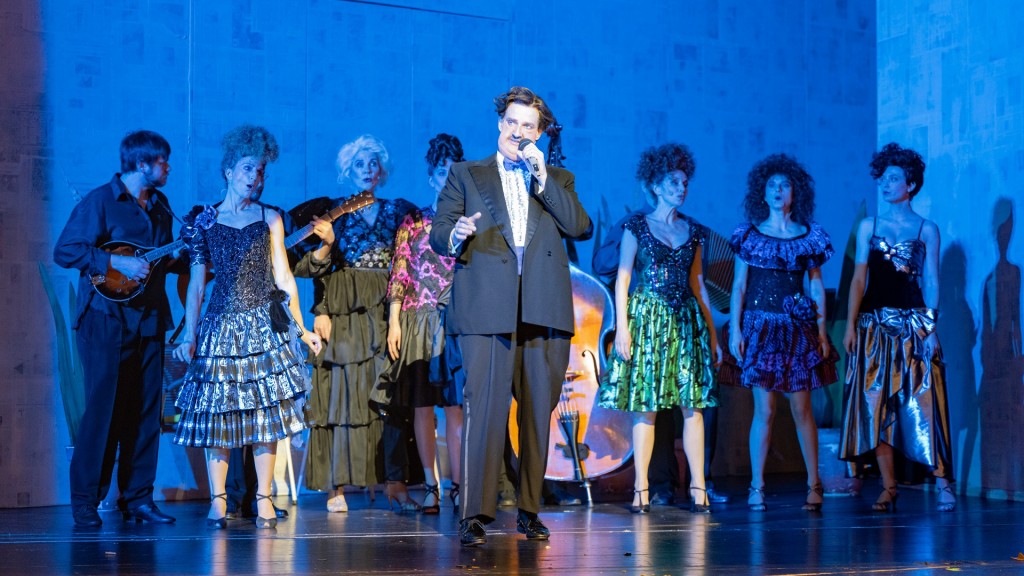 Jan Hutter (Lou Canova) und Ensemble