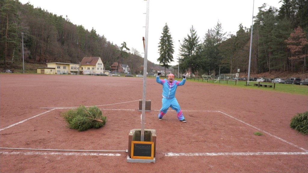 Foto: Freaky Jörn bei der Tannenbaumweitwurf WM