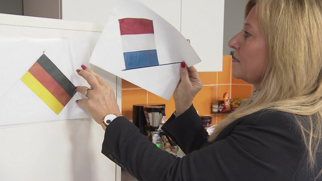 Foto: Eine Frau mit einer Deutschland- und Luxemburgflagge in der Hand