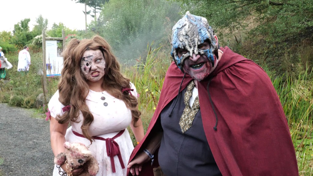 Foto: Verkleidete Frau und verkleideter Mann