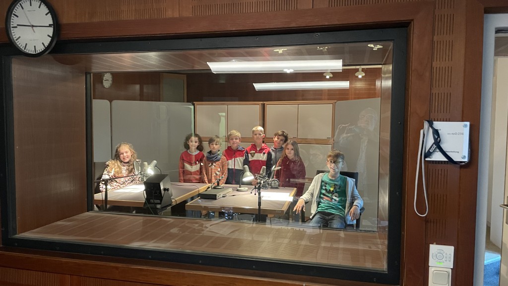 Kinder der 4. Klasse des Ecole française de Sarrebruck et Dilling während der Aufnahme des OULIPO Hörspiels im Studio