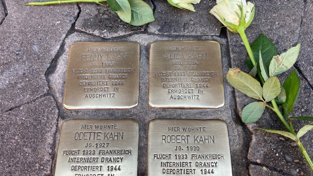 Stolpersteine der Familie Kahn mit weißen Rosen