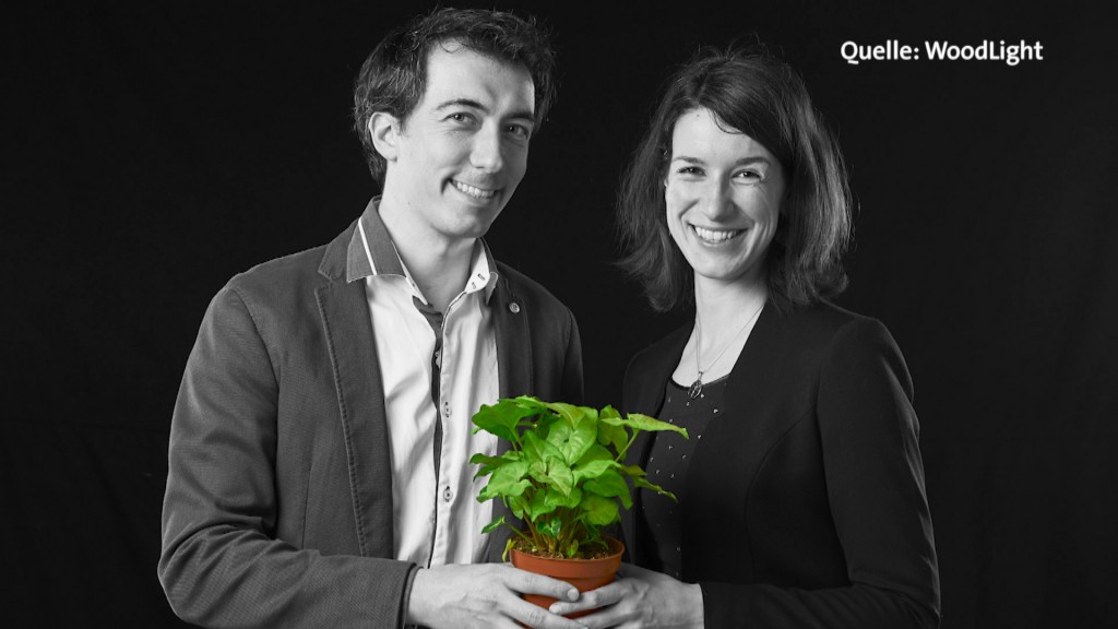 Foto: Forscherpaar Rose-Marie und Ghislain Auclair mit einer leuchtenden Pflanze