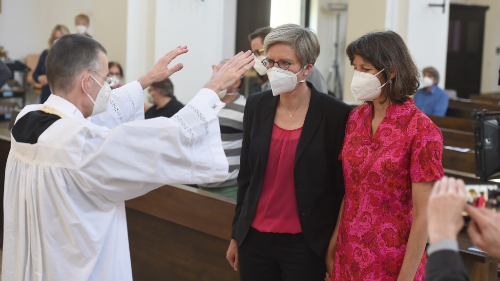 Segnung eine homosexuellen Paares während eines Katholischen Gopttesdienstes.