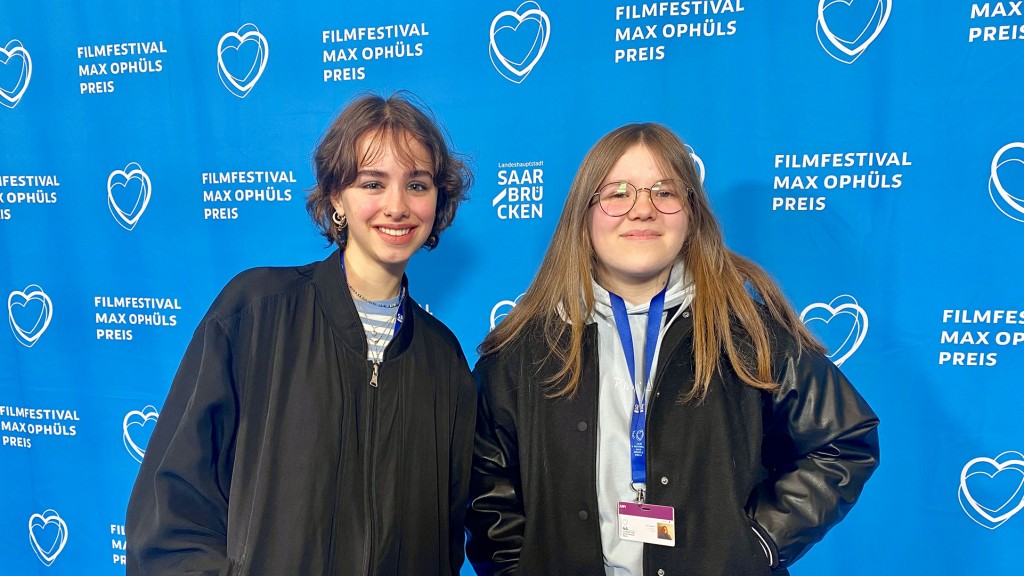 Clara Niespporek und Leni Kaurin gehören zur Jugendjury beim Filmfestival Max Ophülspreis 2023