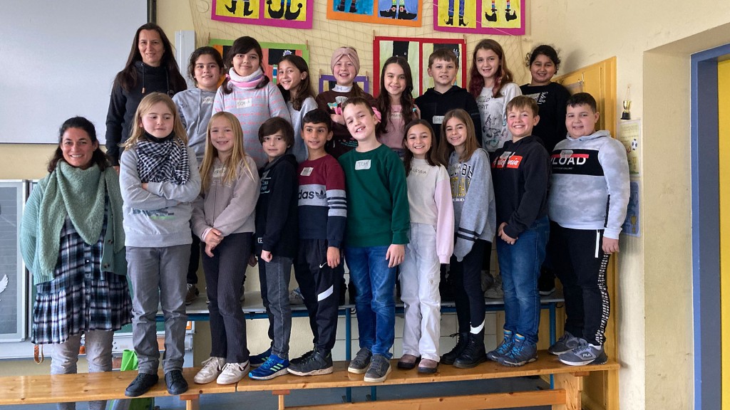 Schülerinnen und Schüler der Erdmännchen-Klasse 4B der Odilien-Grundschule Dillingen