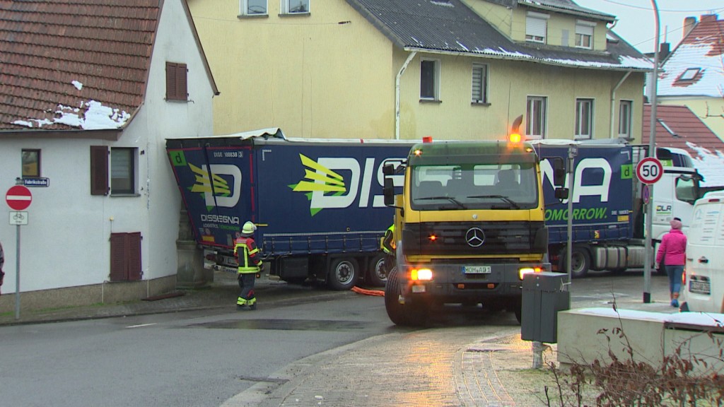 Foto: Ein LKW ist aufgrund von Straßenglätte auf eine Hauswand gerutscht