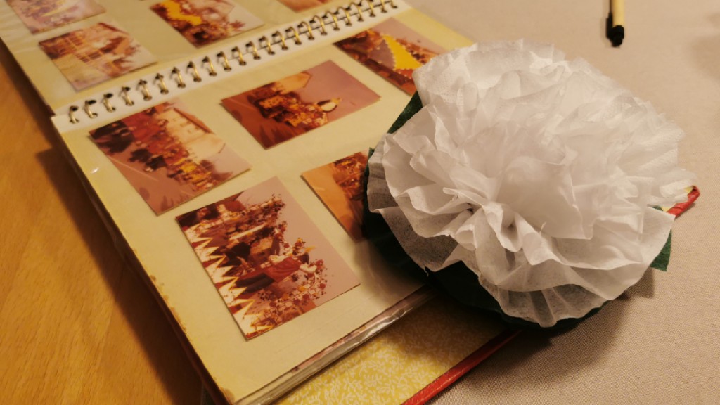 Ein altes Fotoalbum und eine gefaltete Rose