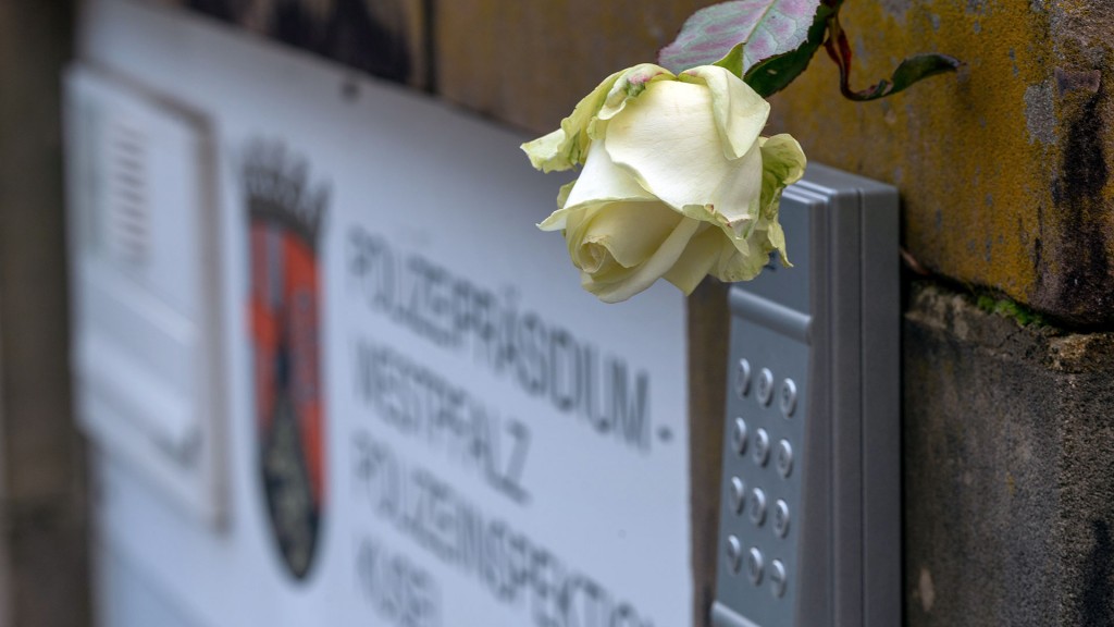 Foto: Eine Rose hängt vor der Polizeiinspektion in Kusel