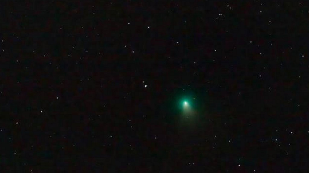 der grüne Komet am Nachthimmel