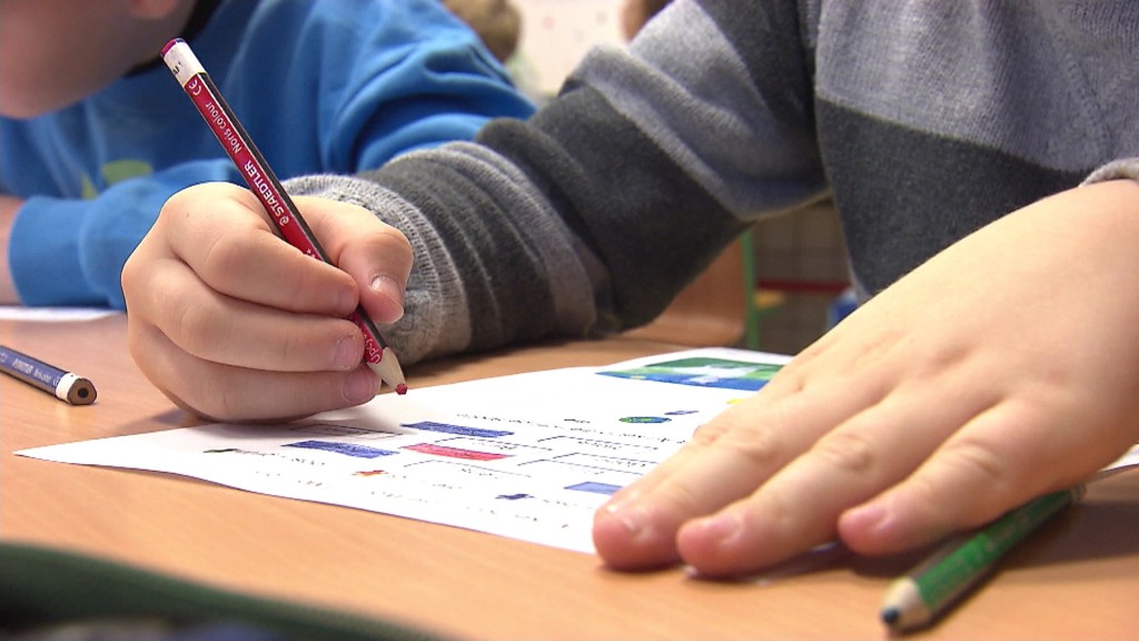 Schüler bearbeitet Schulaufgaben 