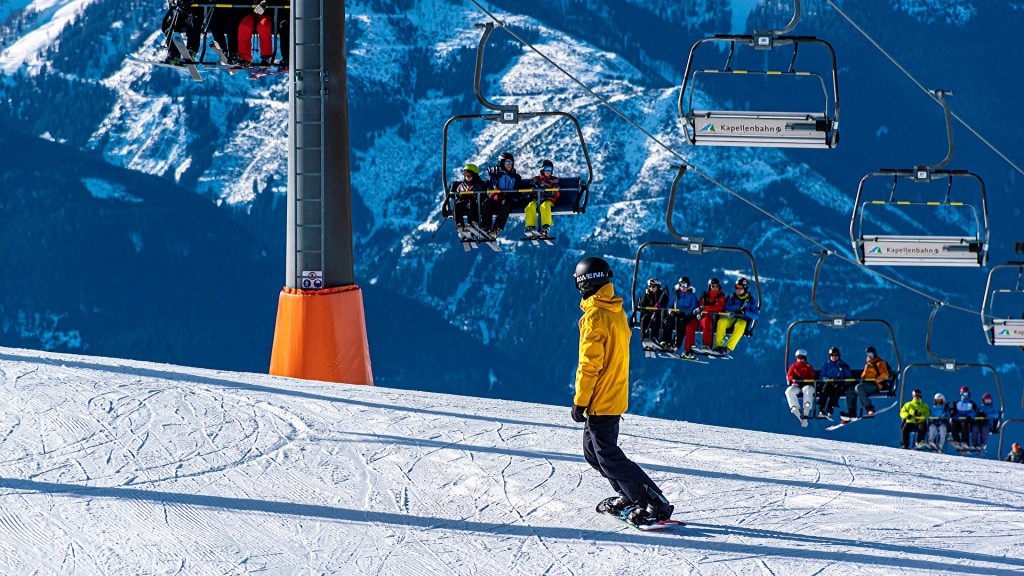 Ein Snowboarder und ein Lift mit Personen