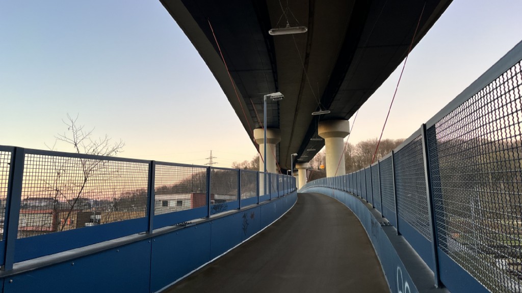 Die Fußgängerbrücke unterhalb der Johannisbrücke