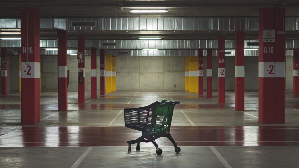Ein Einkaufswagen in einer verlassenen Tiefgarage