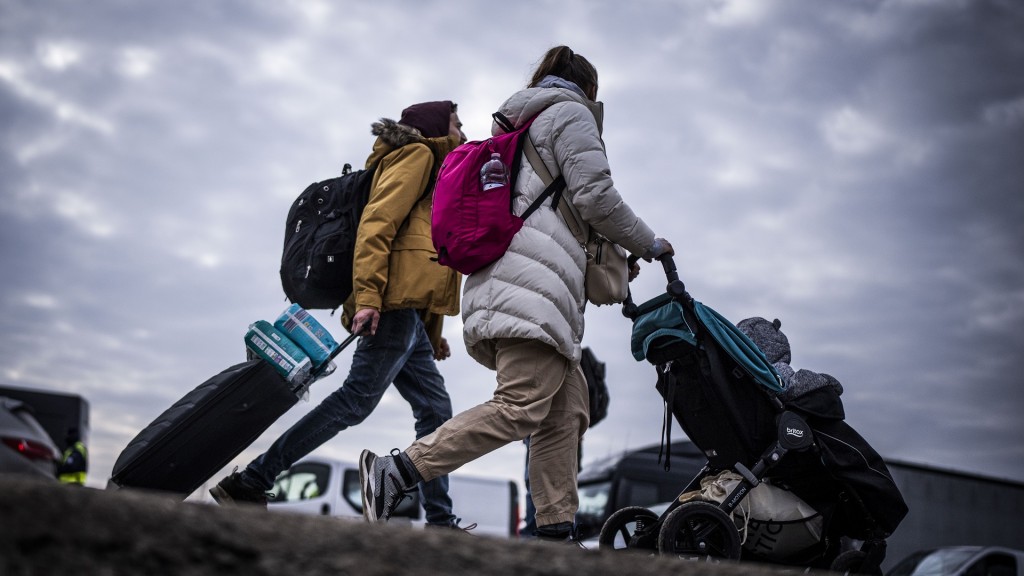 Ein Mann und eine Frau mit einem Kinderwagen
