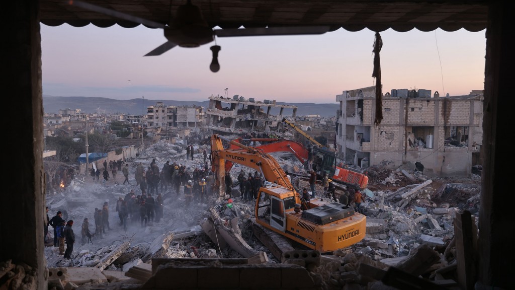 Blick aus einem Fenster auf vom Erdbeben zerstörtes gGebiet