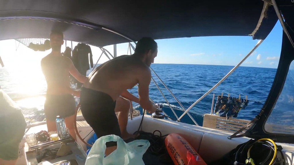 Foto: Männer auf Segelboot