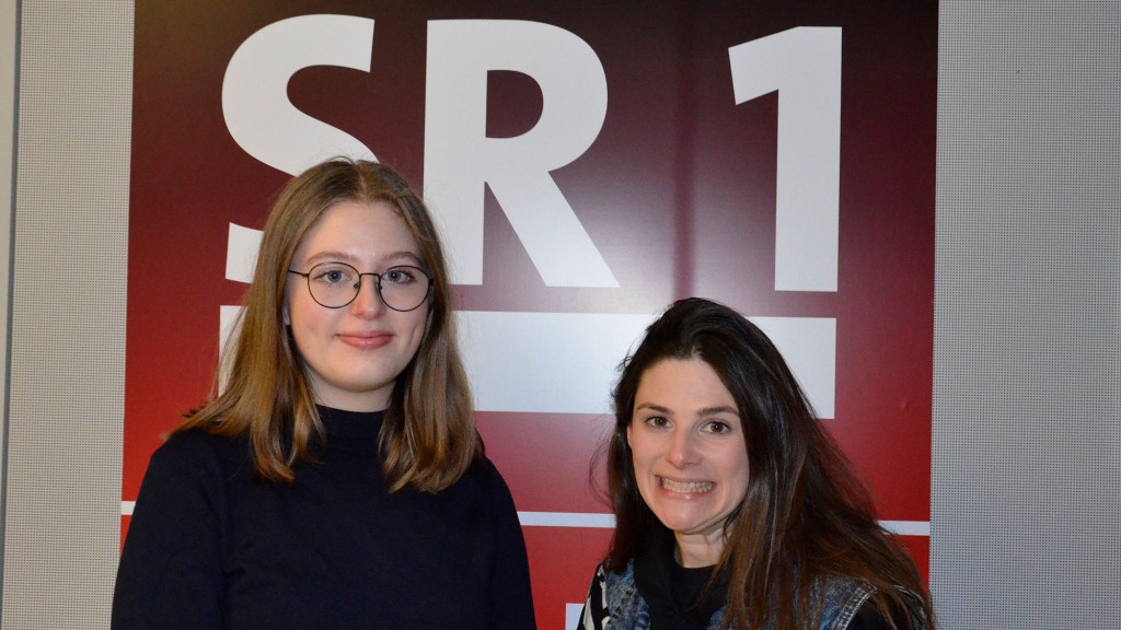 Annika Kalju, Vorsitzende der aej saar, bei SR 1 Moderatorin Jessica Ziegler
